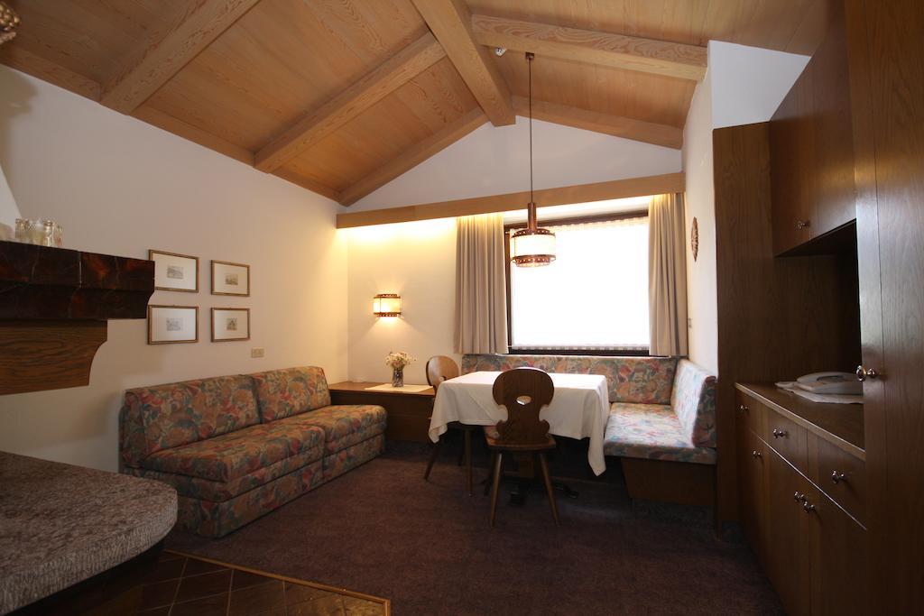 Apartments Residence Alta Badia Calfosch Chambre photo